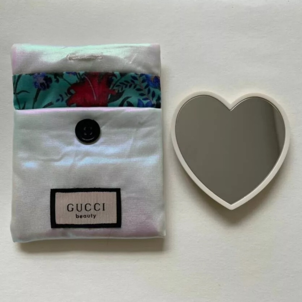 NEW Gucci Beauty Heart Mirror in Silky Pouch